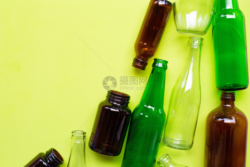 绿色背景的玻璃瓶复制空间图片