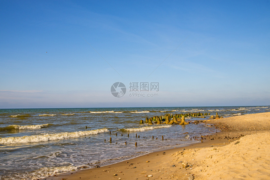 白海的孤单滩蓝天空和冲浪图片