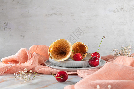 大理石表面的传统华夫饼锥和樱桃水果图片