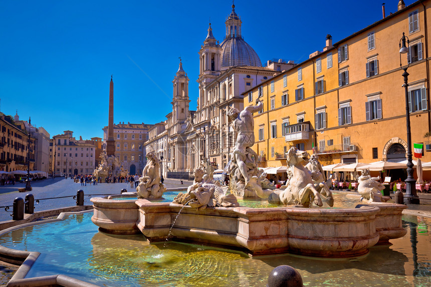 位于意大利首都罗马的Piaznvo广场喷泉和教堂风景图片