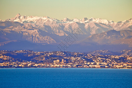 安顶山从法国南郎角的顶抗贝中观测到法国阿尔卑斯山雪峰背景