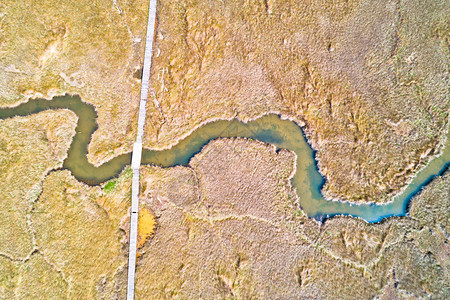 海沼泽和木头板路的宁边空中观察croati地区高清图片