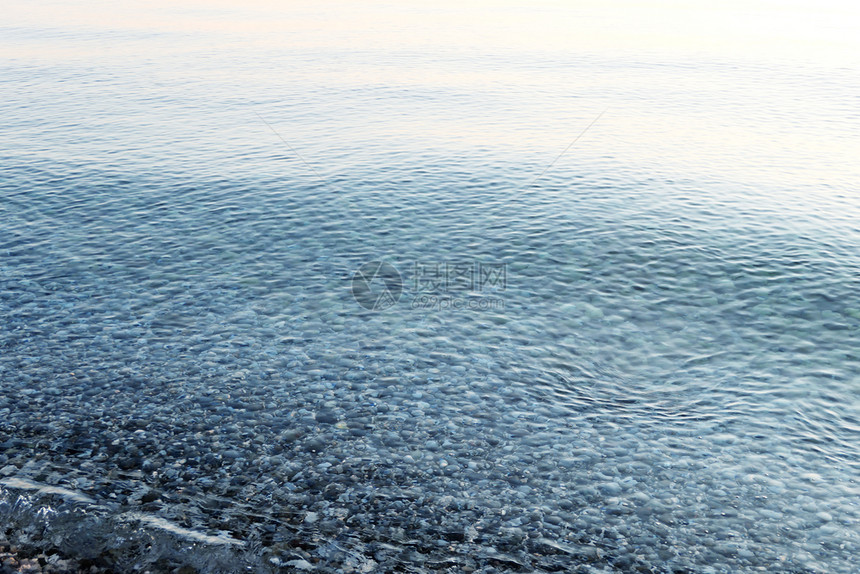 海水底下石块图片