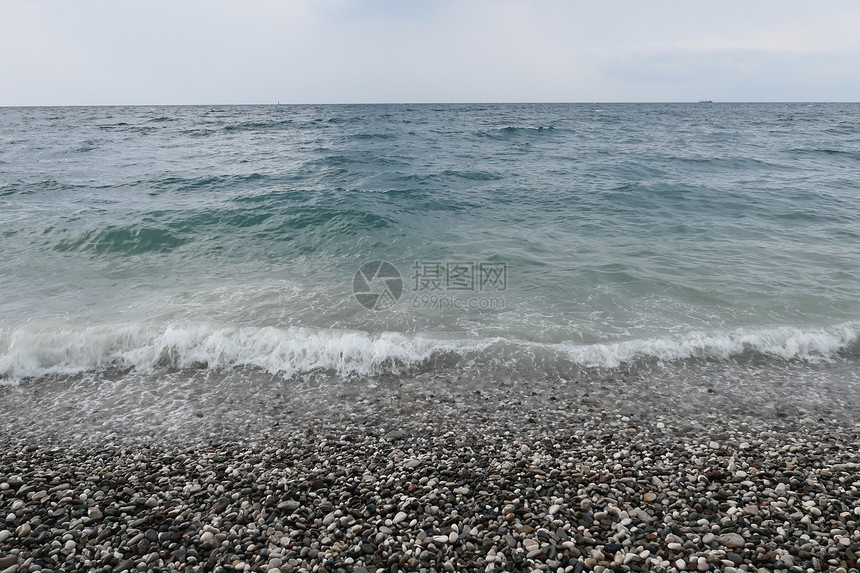 碎石沙滩和暴风海图片