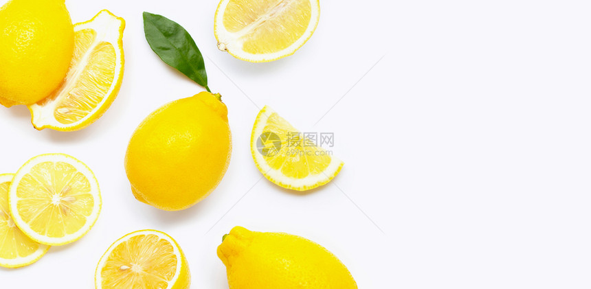 新鲜柠檬切片在白色背景上隔离图片