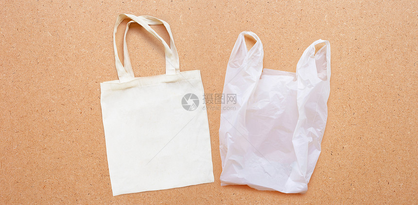 白布袋有胶合板背景上的白色塑料袋复制空格图片