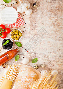 词源番茄酱和芝士经典意大利乡村食品蒜辣椒黑橄榄和绿油面包背景