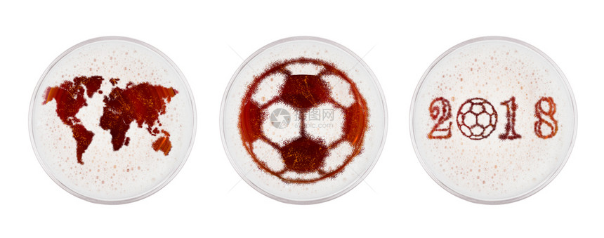 红色啤酒杯白背景顶视图上的世界足球形状图片