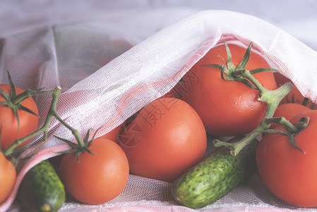 带新鲜蔬菜西红柿和黄瓜的生态袋图片