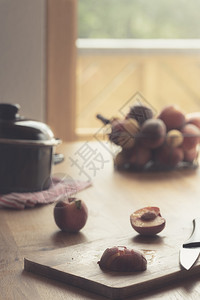 木桌上有新鲜的水果桃子和杏仁图片