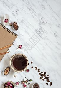 黑咖啡巧克力糖果和笔记本在大理石表面有文字空间最高视图背景图片