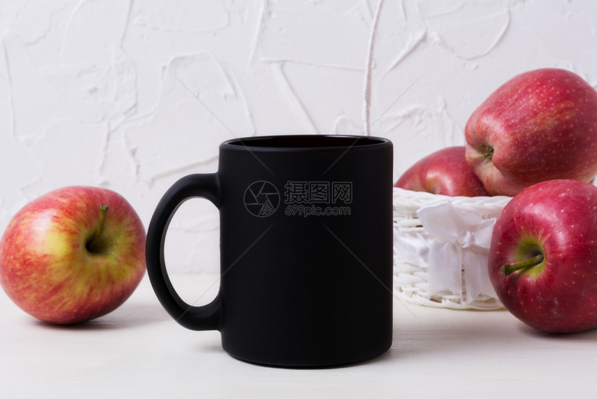 黑咖啡杯在白鸡篮里装红苹果空杯子用来促销品牌图片