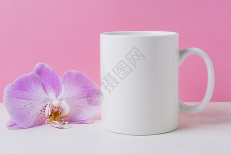 粉红背景的白咖啡杯模型紫兰花空杯子模型设计促销图片