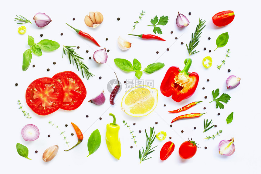 各种新鲜蔬菜和草药在白色背景之上健康饮食概念复制空间图片