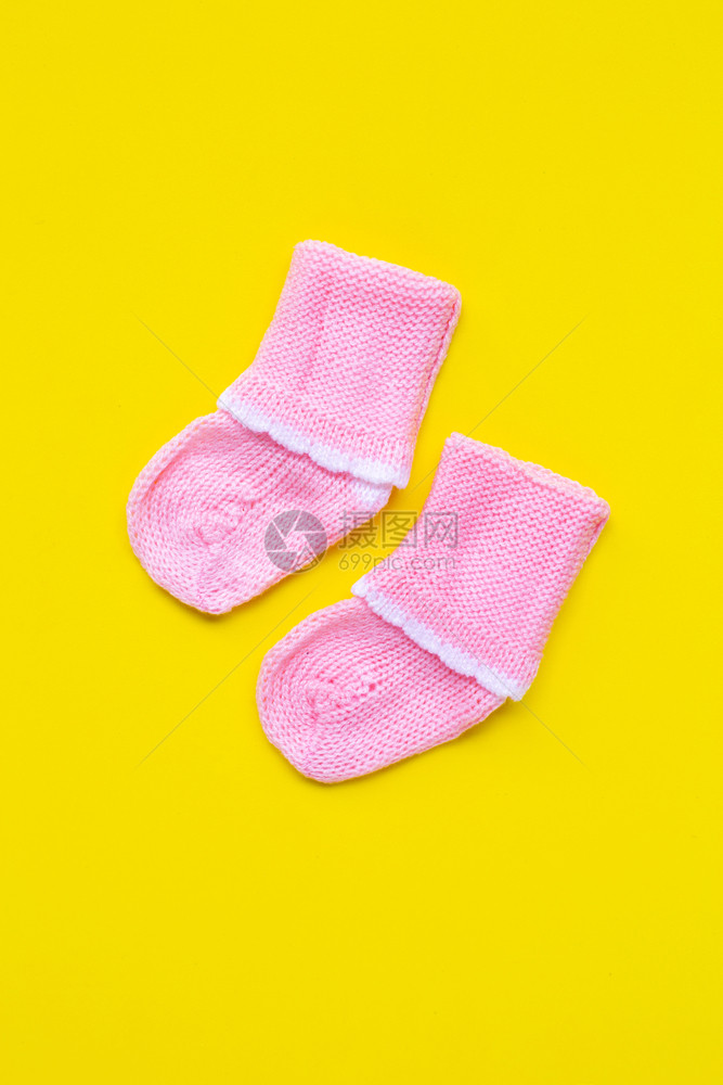 黄色背景的婴儿袜子图片