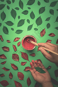 从罐子里涂红油漆绿色叶子man用铅笔画手红叶子图片