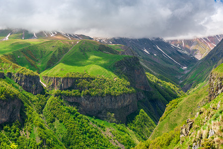 横跨地理之闪的高山和峡谷美丽的自然景观图片