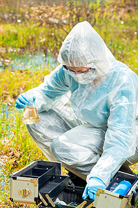 危险流行期间的水研究生态学家在自然环境中的工作图片