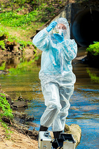 危险的下水道科学家取保护服水样本图片