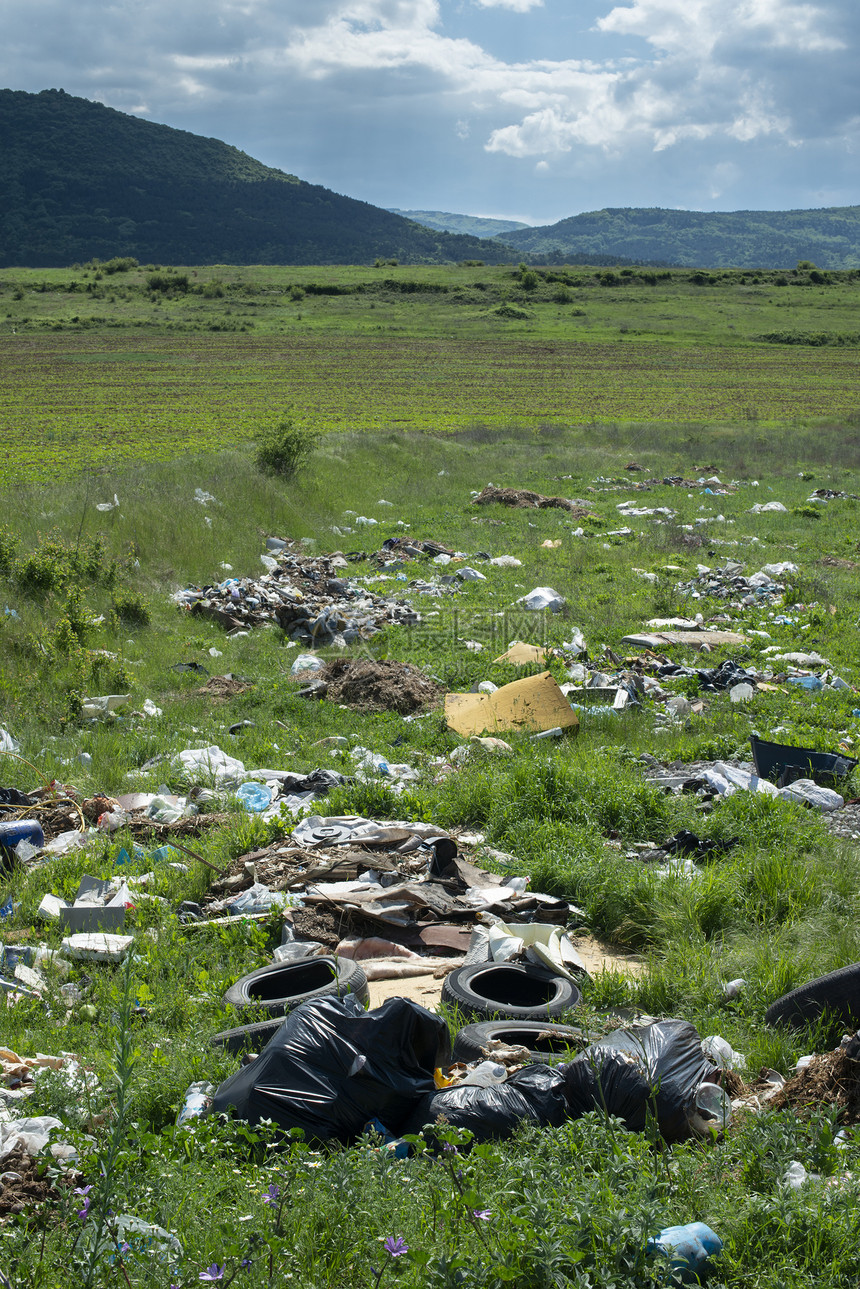 自然界的垃圾堆绿草和山地背景生态和废物收集概念图片