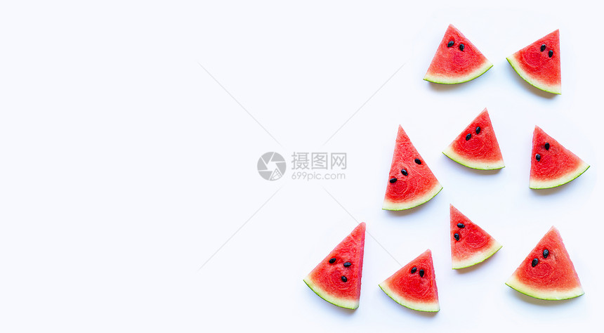 白色背景上孤立的红西瓜鲜切片复制空间图片