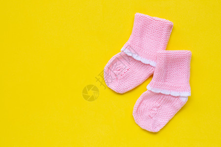 黄色背景的婴儿袜子图片