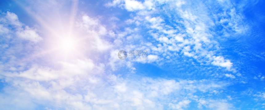 蓝天的阴云明亮中午阳光照空间宽广的照片图片