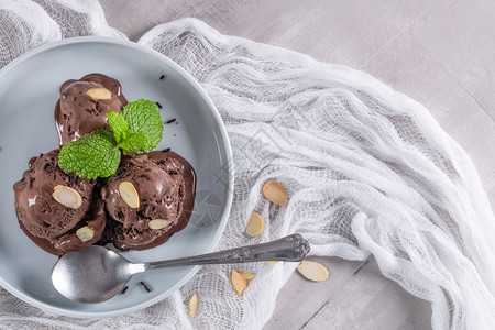 巧克力冰淇淋和杏仁片薄荷叶高清图片