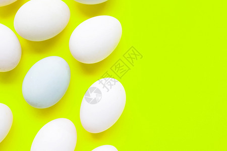 绿色背景的白蛋顶视图图片