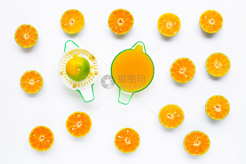 橙色柑橘汁机白底的半切橙子复制空格图片