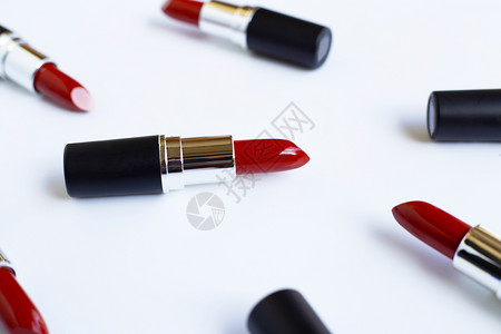 白色背景上的口红美丽化妆概念背景图片