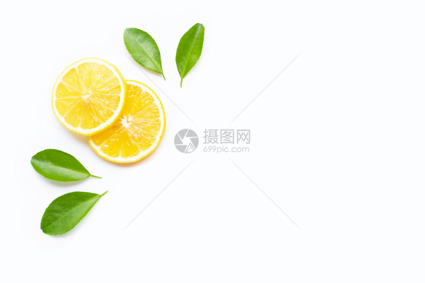 白背景上隔离叶子的柠檬片复制空格图片