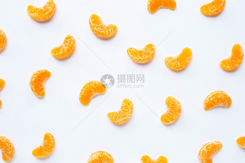 在白背景上隔离的新鲜橙色普通话区段顶部视图图片