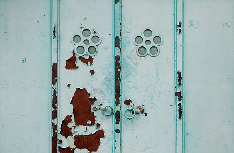 老式的古老的生锈的破旧的淡蓝色的铁门日本风格图片