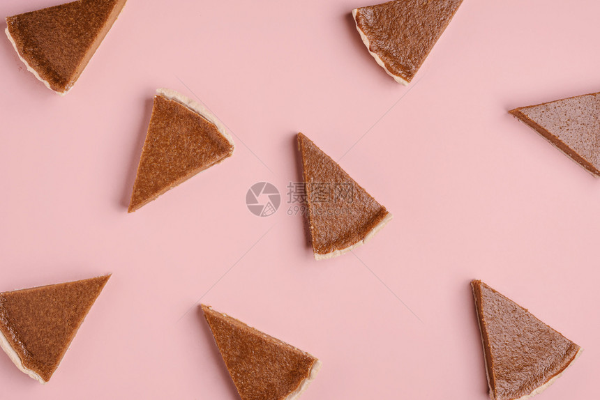 感谢面包店商品背景南瓜派切片随机出现在粉红色纸面背景上平坦的馅饼秋天蛋糕模式图片