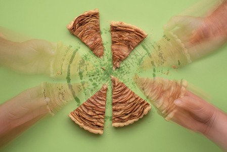 片变模糊传统苹果派被切成片块人们手拿派切片背景