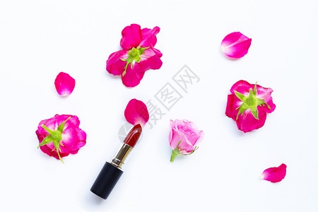 白背景上有玫瑰花的唇膏美丽化妆概念图片
