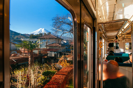 从东京到kawguchiko的火车路由窗旁看到有游客坐着背景图片