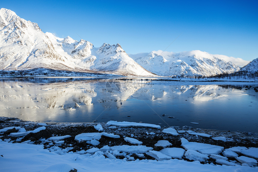 美丽的雪山及其在峡湾的反射和碎冰块图片