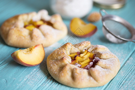 餐桌上有桃子的开胃小甜圈高清图片