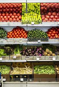 蔬菜在市场上的架子西红柿洋葱豆子和生菜图片
