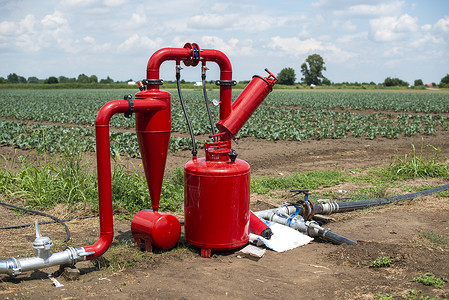 农田上的水泵和管农业供概念背景图片