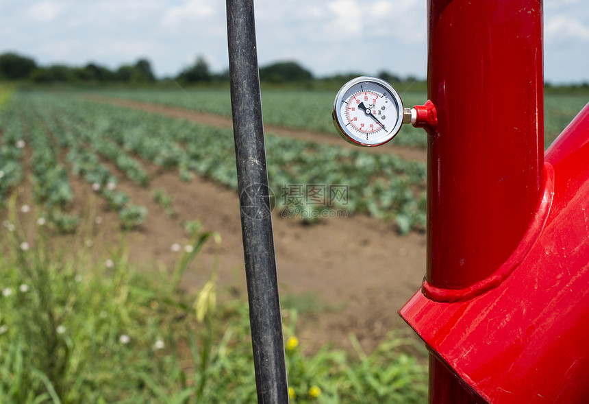 农田上的水泵和管农业供概念图片