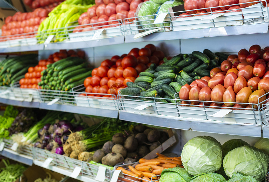 蔬菜在市场上的架子西红柿黄瓜胡椒和卷心菜图片