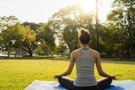 瑜伽对公园湖边的健康有好处体育和健康的生活方式概念图片