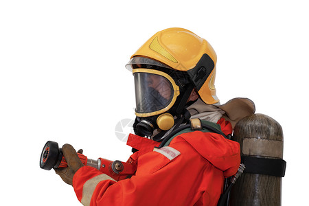 背齿轮带戴安全套装面具的消防员和持有灭火器水管的消防员用于或喷洒白色背景的高压水消防安全概念背视背景