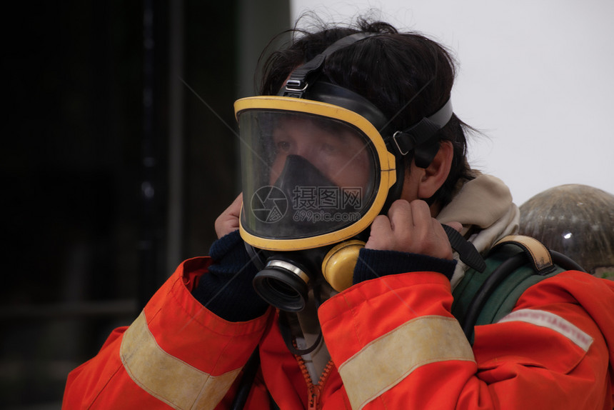 身戴面具的消防员和安全套用于白背景消防灭火安全概念图片