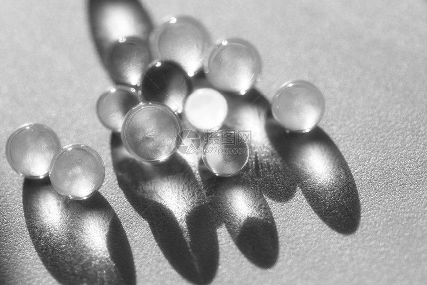 直接阳光下的小玻璃球宏观抽象背景黑白照片直接阳光下的小玻璃球黑白照片图片