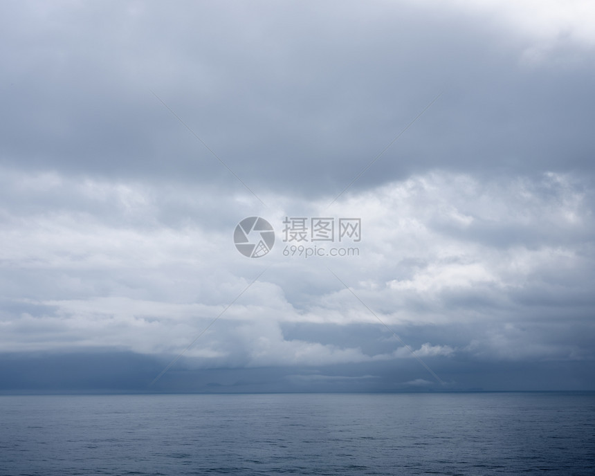灰海上空有阴云的天海景图片