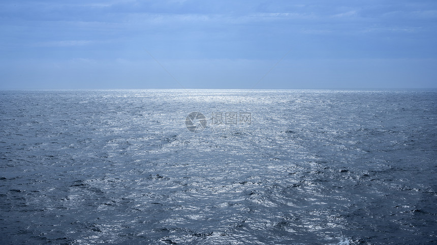 海水和蓝天空上阳光反射的海景图片